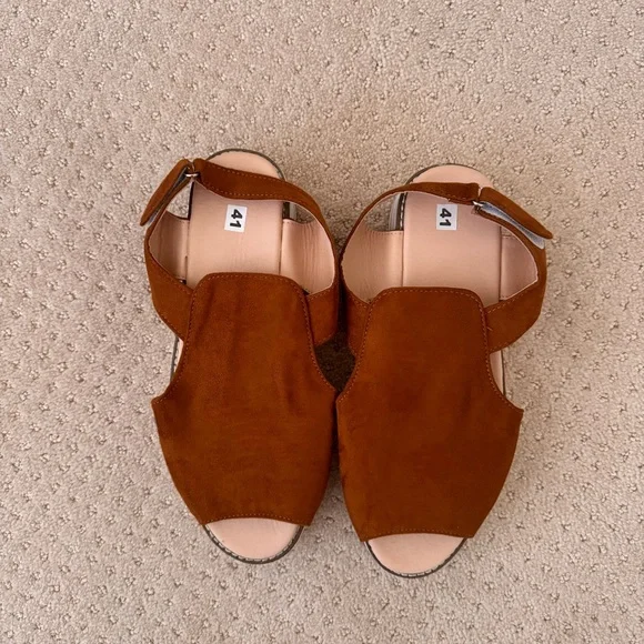 brown sandals with velcro strap! - Picture 2 of 4